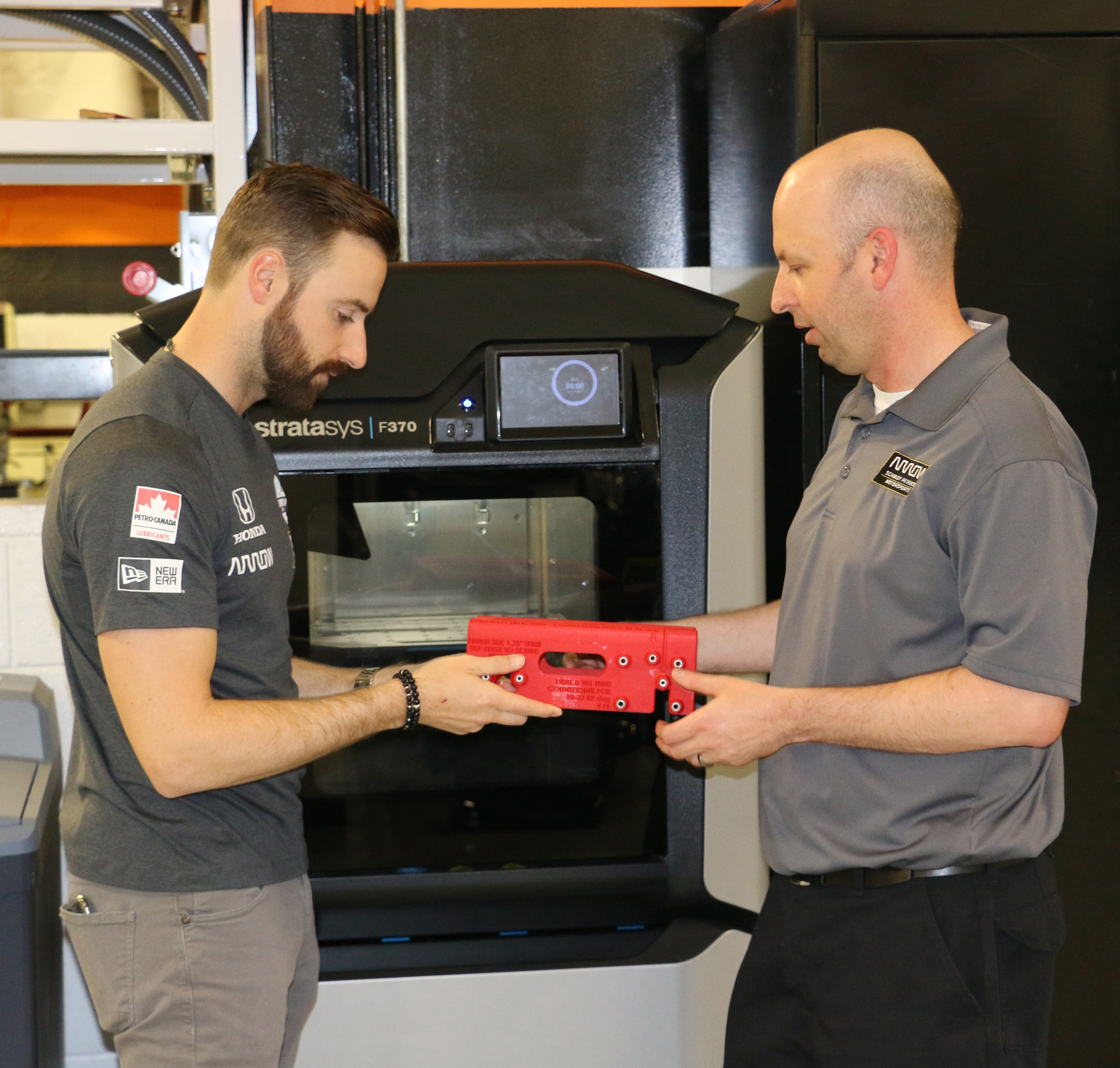 Đại diện của Stratasys và Arrow Schmidt Peterson Motorsports (2)