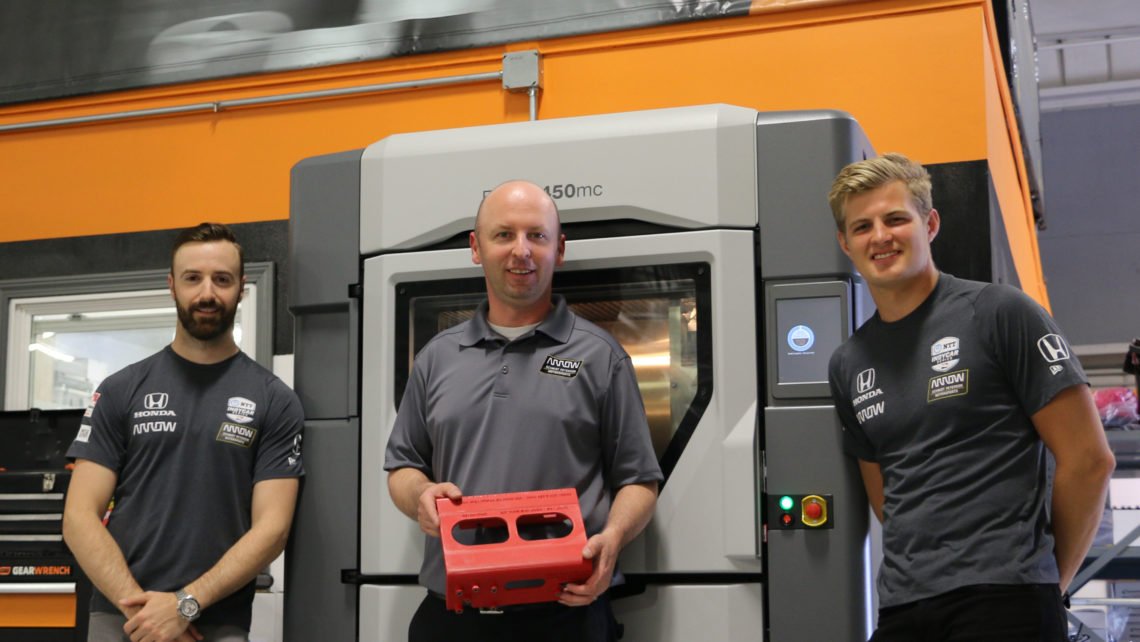 Đại diện của Stratasys và Arrow Schmidt Peterson Motorsports (1)