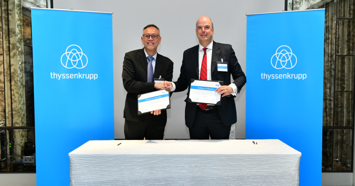 Mr. Lim Kok Kiang, Assistant Managing Director, Singapore Economic Development Board and Dr. Donatus Kaufmann, Executive Board Member, thyssenkrupp, sign the certificate of collaboration marking the launch of thyssenkrupp’s Additive Manufacturing TechCenter Hub in Singapore